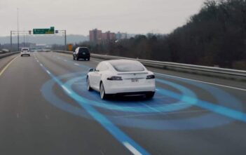 Tesla Autopilot: il futuro della guida autonoma Tesla Autopilot: il futuro della guida autonoma